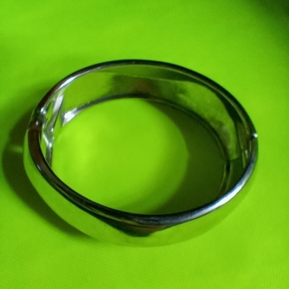 Silvertone smooth wavy hinged bracelet 2 x 2.5 i.d. - Picture 2 of 9